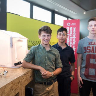 Τι κοινό έχουν ένα θερμοκήπιο, ένας 3D εκτυπωτής, ένα ζευγάρι γυαλιά για τυφλούς και ένα αυτοκινητάκι – ξυπνητήρι;