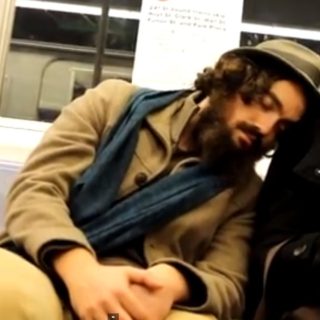 Πώς αυτοί που κοιμούνται στο μετρό καταφέρνουν και ξυπνάνε στη στάση τους