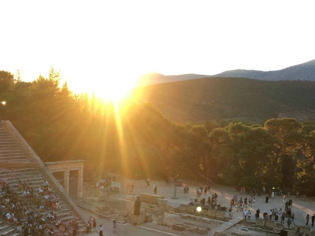 Για Εκείνη Που Είχε Φιλότιμο, Μα Όχι Μυαλό (και όχι μόνον για εκείνη).