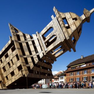 Ένας πύργος από χαρτόνι