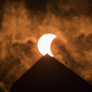 Το φεγγάρι αποκρύπτει τον ήλιο πάνω από το Μνημείο της Ουάσινγκτον κατά τη διάρκεια της «Μεγάλης Αμερικάνικης έκλειψης»