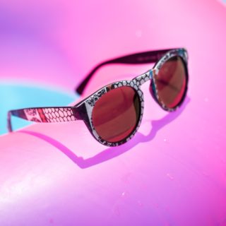 Ποιος είπε ότι τα γυαλιά ηλίου πρέπει να είναι μονόχρωμα;