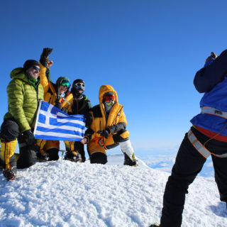 Οι πρώτες Ελληνίδες που έφτασαν στα 6200 μέτρα της ψηλότερης κορυφής στην Αλάσκα