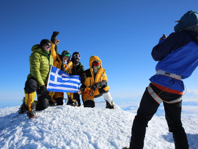 Οι πρώτες Ελληνίδες που έφτασαν στα 6200 μέτρα της ψηλότερης κορυφής στην Αλάσκα