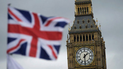Μ. Βρετανία: Υποχωρεί η στερλίνα εν μέσω πολιτικής αβεβαιότητας
