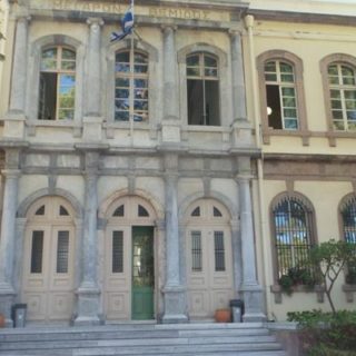 Μυτιλήνη: Εμπρησμός στην είσοδο του δικαστικού μεγάρου