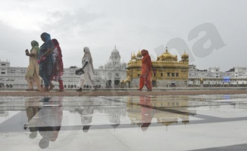 Ινδία: Η Βομβάη έχει παραλύσει από καταρρακτώδεις βροχές και πλημμύρες