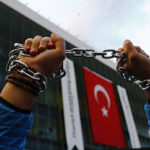 Τουρκία: Ξεκίνησε και πάλι η δίκη των δύο εκπαιδευτικών που βρίσκονται σε απεργία πείνας