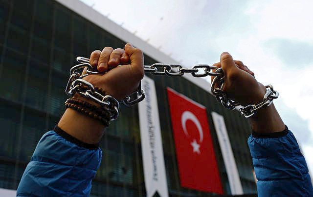 Τουρκία: Ξεκίνησε και πάλι η δίκη των δύο εκπαιδευτικών που βρίσκονται σε απεργία πείνας