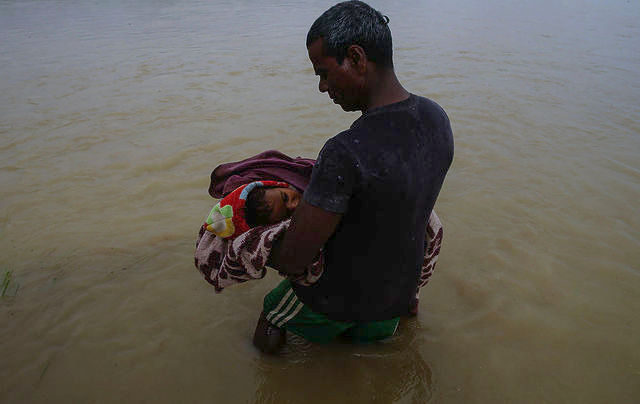 Ινδία-Νεπάλ-Μπανγκλαντές: Τουλάχιστον 165 νεκροί από πλημμύρες