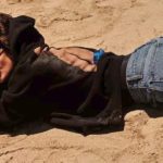 Το τέλειο τζιν των ’90s από τη Σίντι Κρόφορντ