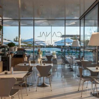 Το Canal Café μοιάζει με καλοκαιρινό όνειρο στο πάρκο του Κέντρου Πολιτισμού Σταύρος Νιάρχος