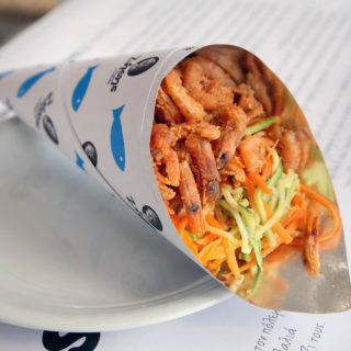 Στον Ζήση της οδού Αθηναΐδος μπορείτε να πάρετε ψαράκι, θαλασσινά και όστρακα σε χωνάκι