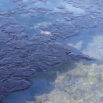 Πετρελαιοκηλίδα πνίγει τον Σαρωνικό