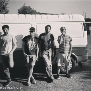 Οι Cave Children αγόρασαν τους πρώτους τους δίσκους με λεφτά από την κυρία Ελένη από απέναντι