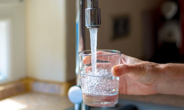 Πίνουμε πλαστικό μαζί με το νερό;
