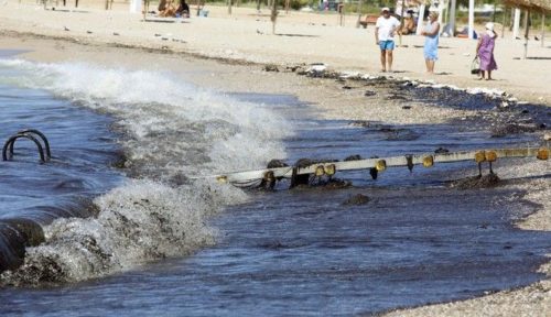 Στη Γλυφάδα έφθασε η ρύπανση: «Να μην προσέρχονται οι λουόμενοι στην παραλία» ζήτησε ο δήμαρχος