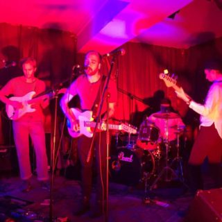 Οι O Anna O γεννήθηκαν το 2016 στο Λονδίνο, αλλά ακούγονται σαν να ξεπήδησαν από τη Νέα Υόρκη των 70s