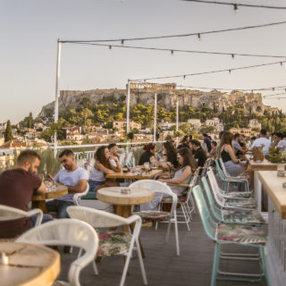 Anglais: Στον έκτο όροφο ενός διατηρητέου μεγάρου θα βρείτε την νέα ταράτσα της πόλης