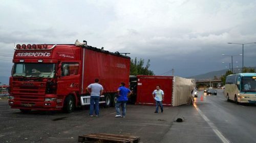 Σύγκρουση φορτηγών στην εξωτερική περιφερειακή οδό Θεσσαλονίκης