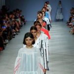 Kολοσσοί της μόδας «λένε όχι» στα πολύ αδύνατα και πολύ νεαρά μοντέλα για πασαρέλα και φωτογράφηση