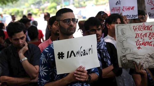Ινδία: Δολοφονήθηκε η διακεκριμένη δημοσιογράφος Γκόρι Λανκές μπροστά στο σπίτι της
