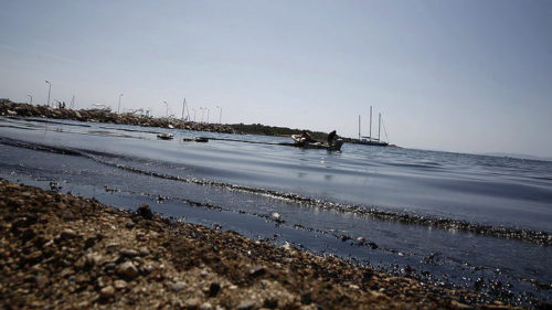 Η Ε.Ε στέλνει σκάφος απορρύπανσης για την αντιμετώπιση της πετρελαιοκηλίδας