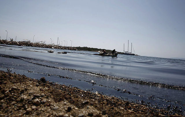 Η Ε.Ε στέλνει σκάφος απορρύπανσης για την αντιμετώπιση της πετρελαιοκηλίδας