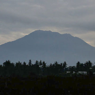 Μπαλί: Χιλιάδες άνθρωποι εγκατέλειψαν τα σπίτια τους υπό την απειλή ηφαιστειακής έκρηξης