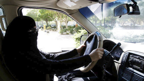 Οι γυναίκες στη Σ. Αραβία αποκτούν για πρώτη φορά το δικαίωμα να οδηγούν