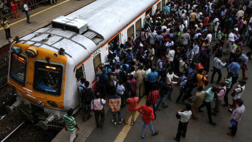 Ινδία: Τουλάχιστον 22 άνθρωποι ποδοπατήθηκαν σε σιδηροδρομικό σταθμό του Μουμπάι
