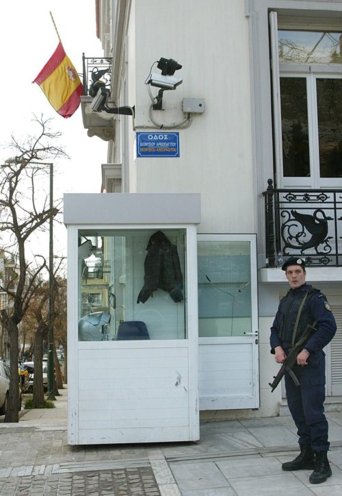 Μέλη του Ρουβίκωνα έχουν εισβάλλει στην ισπανική πρεσβεία