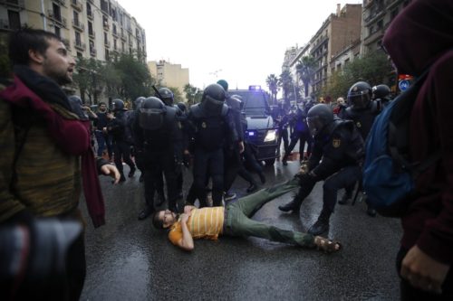 Ματωμένο Δημοψήφισμα: εκατοντάδες τραυματίες στην Καταλονία
