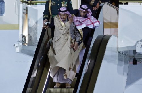 Ο βασιλιάς της Σ. Αραβίας έφερε το χρυσό του ασανσέρ στην επίσκεψή του στη Μόσχα