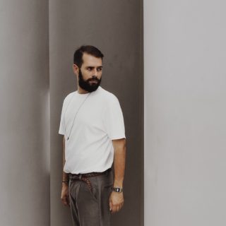 Ο σκηνοθέτης Δημήτρης Μπογδάνος βλέπει όπερες στο κανάλι της Βουλής