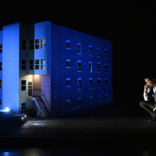 O Robert Lepage επιστρέφει στη Στέγη με το πιο αυτοβιογραφικό one-man-show της ζωής του