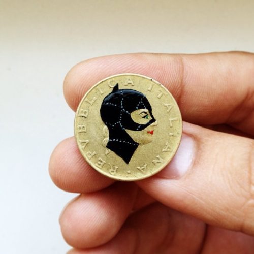 Ο Andre Levy ζωγραφίζει γνωστά πορτρέτα σε νομίσματα από όλο τον κόσμο
