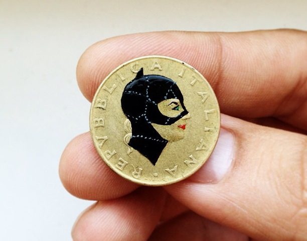 Ο Andre Levy ζωγραφίζει γνωστά πορτρέτα σε νομίσματα από όλο τον κόσμο