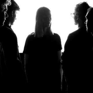 Οι Whispering Sons κλείνουν το μάτι στον dark ήχο των 80s