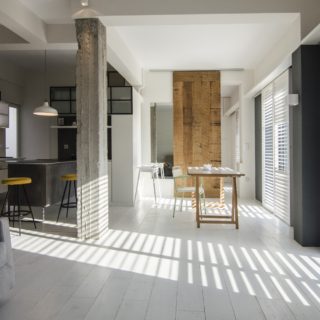 Ένα ζευγάρι Ελβετών διάλεξε ένα διαμέρισμα του ’60 στο Θησείο για να κάνει τις διακοπές του