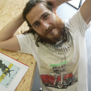 O Σίμος Κυπαρισσόπουλος, ιδρυτής του Micro μ Festival, μιλά στην Popaganda