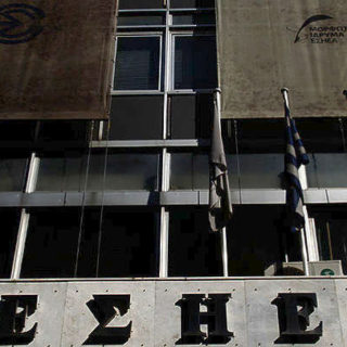 Συνεχίζουν την απεργία πείνας τέσσερις δημοσιογράφοι έξω από την ΕΣΗΕΑ