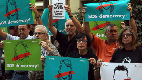 Χιλιάδες Καταλανοί διαδηλώνουν για την απελευθέρωση δύο αυτονομιστών ηγετών