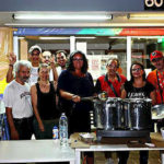 Παραμονή 28ης Οκτωβρίου μια ομάδα εθελοντών συλλέγει κουβέρτες για τους άστεγους της Αθήνας