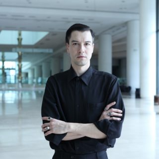 Ο Θάνος Παπακωνσταντίνου βουτά στα βαθιά νερά της όπερας και το απολαμβάνει