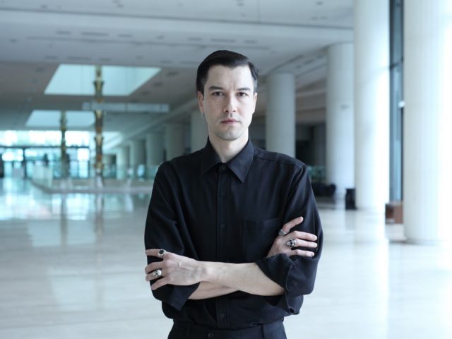 Ο Θάνος Παπακωνσταντίνου βουτά στα βαθιά νερά της όπερας και το απολαμβάνει