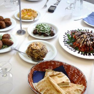 Οι Αιγυπτιώτες της Αθήνας τρώνε κουμπέμπα σε έναν χώρο που δεσπόζει η προτομή του Κωνσταντίνου Καβάφη