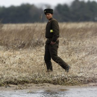 Δείτε τις δραματικές στιγμές της απόδρασης ενός στρατιώτη από την Βόρειο Κορέα (βίντεο)
