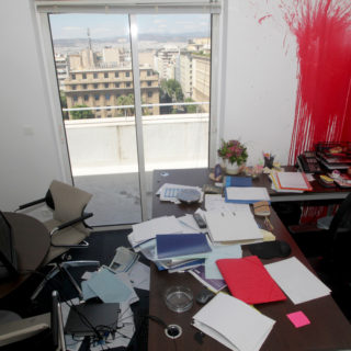 Λάρισα: Μέλη του «Ρουβίκωνα» επιτέθηκαν με μπογιές στο Δικαστικό Μέγαρο