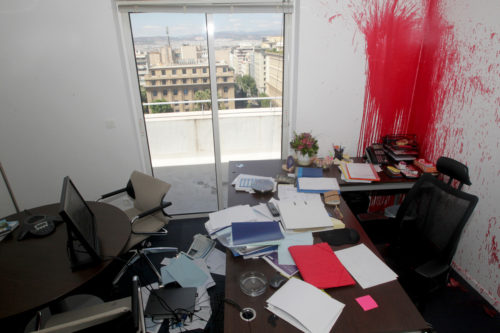 Επίθεση Ρουβίκωνα με μπογιές στη Γαλλική Πρεσβεία